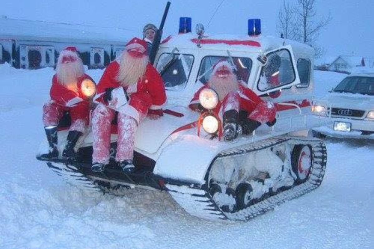 Jólasveinar Dalvíkurskóla bera út jólakort í sveitarfélaginu.