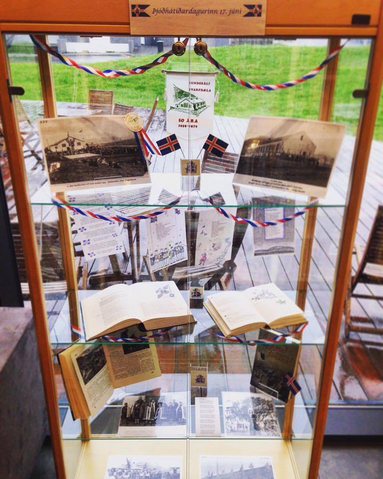 Ný þjóðhátíðarsýning í sýningarskápnum Ný þjóðhátíðarsýning í sýningarskápnum