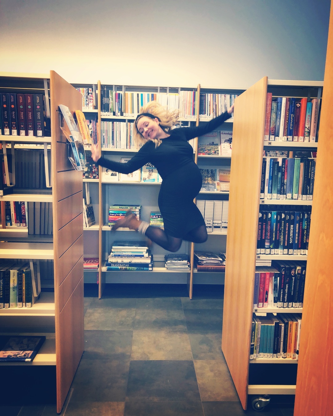 Björk Hólm fer í barnsburðarleyfi