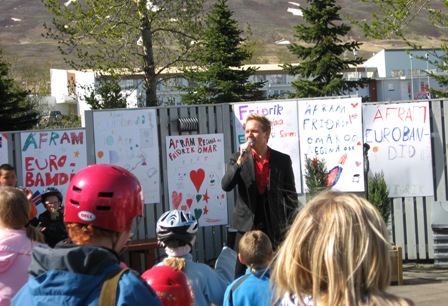 Friðrik Ómar við Ráðhúsið 2008