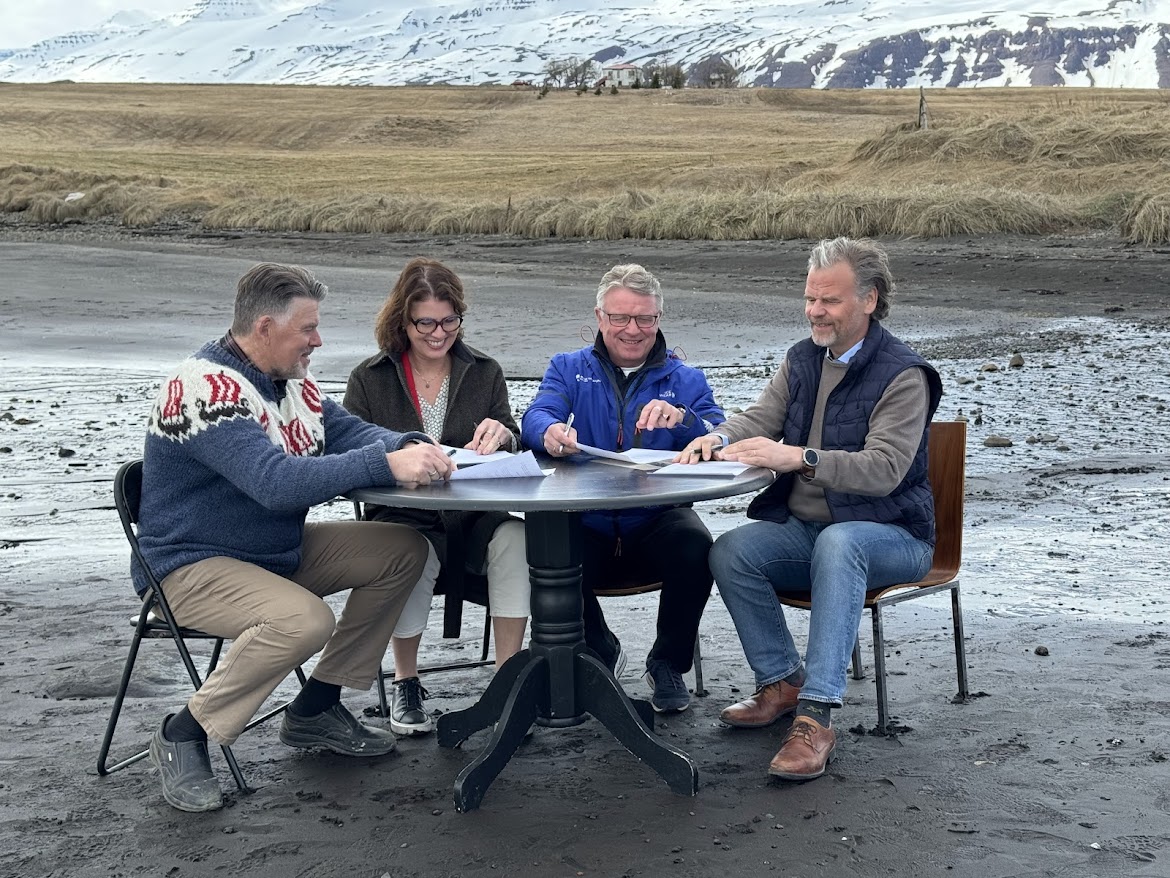 Eyrún Ingibjörg Sveitastjóri Dalvíkurbyggðar ásamt forsvarsmönnum fjörubaðana við undirskrift. Eyrún Ingibjörg Sveitastjóri Dalvíkurbyggðar ásamt forsvarsmönnum fjörubaðana við undirskrift.