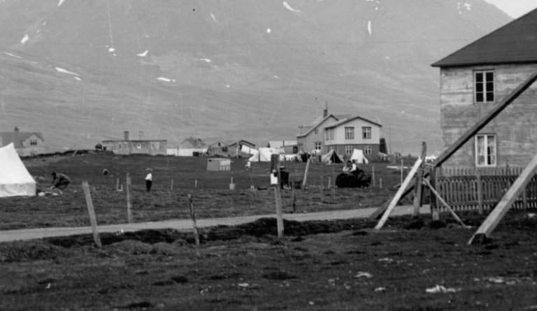 Tekið af túninu við Lambhaga ofan Skíðabrautar