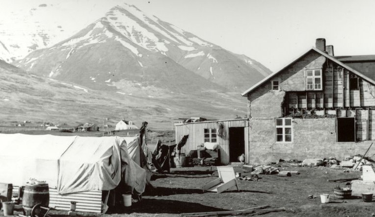 Laxamýri. Bráðabirgðaskýli t.v.   Uppi í hlíðinni sér í Brimnes og neðar Steinholt
