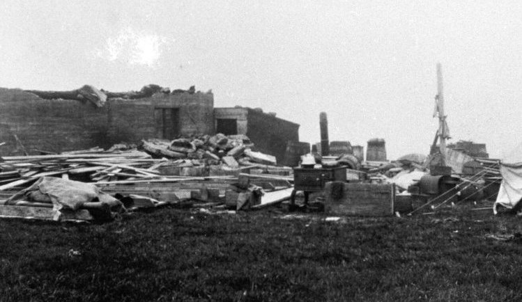 Ásgarður. Efri hæð hússins var rifin niður. Í húsinu bjó Sigurlaug Bjarnadóttir og dóttir hennar Fjóla Guðmundsdóttir