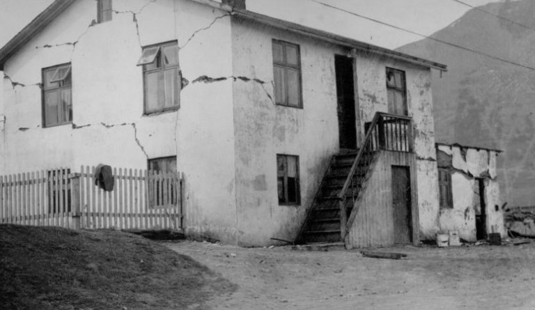 Bjarg. Smiðja Sigfúsar Þorleifssonar við hliðina