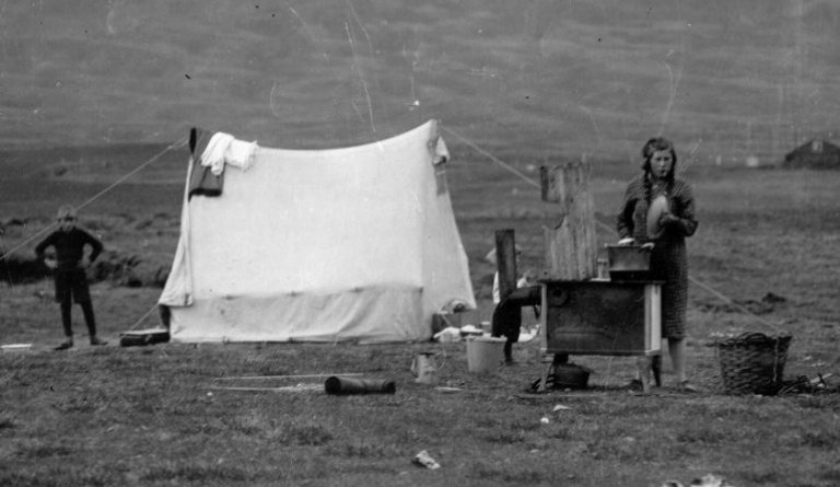 Ofan við Vallholt. Hulda Gunnlaugsdóttir (1915) við eldavélina.