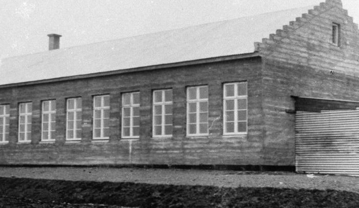 Barnaskólinn. Þar var eldhús í viðbyggingunni  vegna jarðskjálftanna