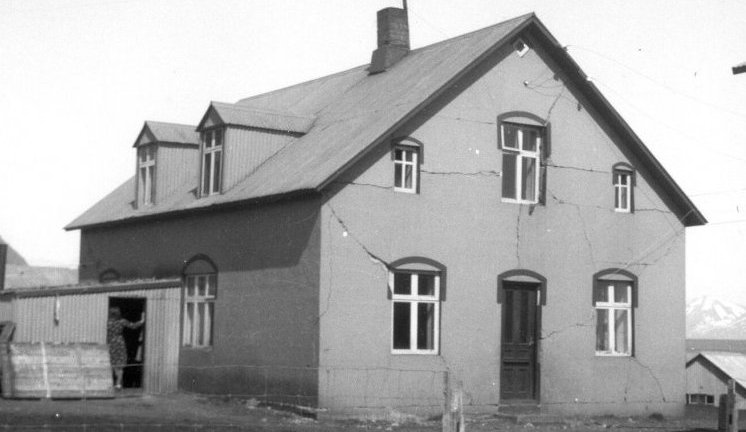 Víkurhóll. F.v.  Hesthúsið, Sunnuhvoll t.v. á milli húsa er Kambur.