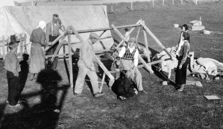 Verið að byggja tjaldbúðir á Sunnuhvolstúninu