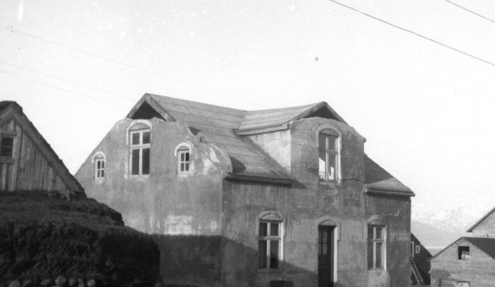 Dalbær. F.v. Böggvistaðabúð (síðar Sigfríðarbúð), Dalbær,  Harðangur (sér í sjóhús á milli).