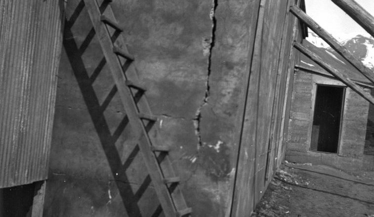 Samkomuhúsið Ungó. Stiginn sem lá upp í bíósýningarklefann.