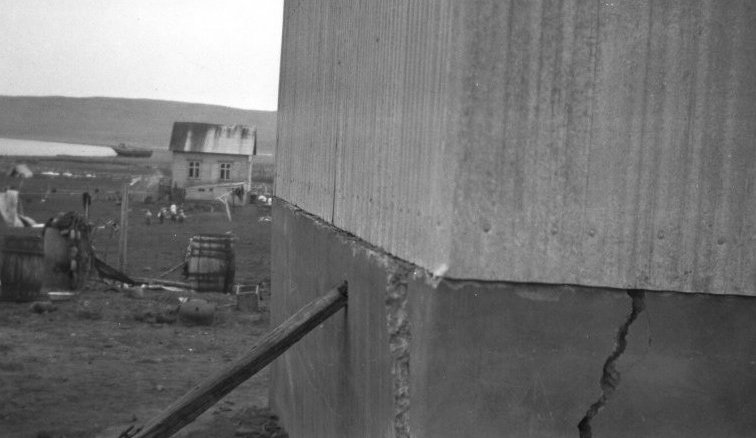 Vallholt. Í forgrunni er Vallholt, sér niður að Sandgerði. Lengs t.v. Eru sjóhús Sigurðar P. Jónssonar kaupmanns.  Austar á sandinum er vélbáturinn  Frosti  TH225  sem rak þarna á land.