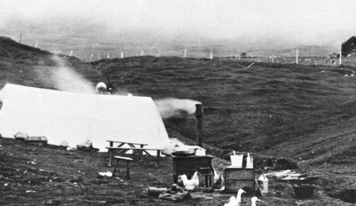 Við Hól á Upsaströnd