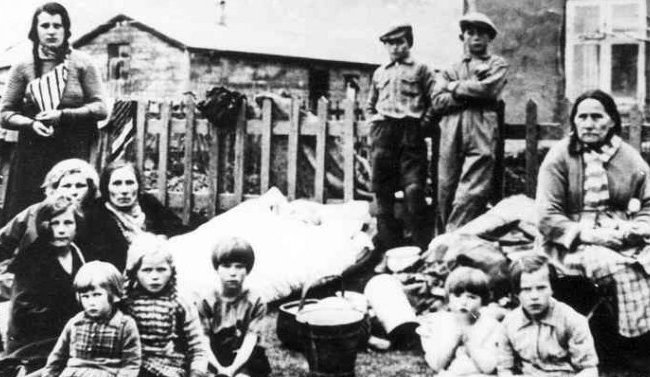 Íbúar Dalvíkur á Sunnuhvolstúninu. Sést í útihúsin frá Sunnuhvoli t.v.