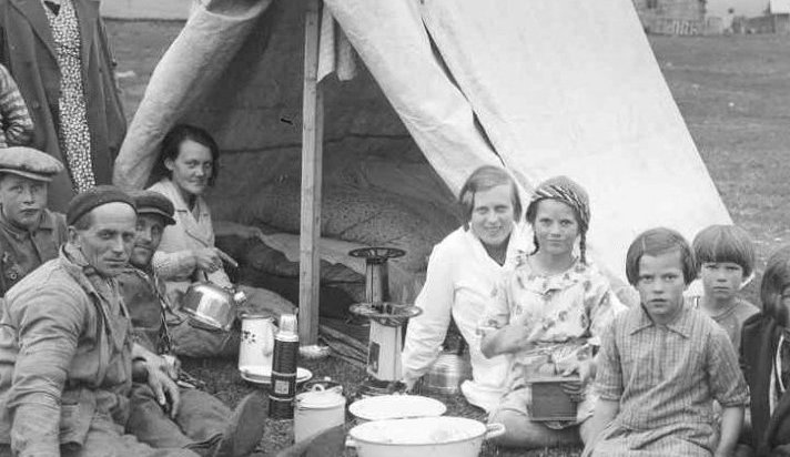 Við tjald á Sunnuhvolstúninu. Hrönn Kristjánsdóttir, Hreinn Jónsson, María Júlíusdóttir, Jón Arngrímsson, Reimar Sigurðsson og k.h. Árný Þorleifsdóttir, Hallfríður Sigurjónsdóttir, Arna Jónsdóttir, Svanbjörg Jónsdóttir, Lovísa Jónsdóttir og Snjólaug Valdimarsdóttir.