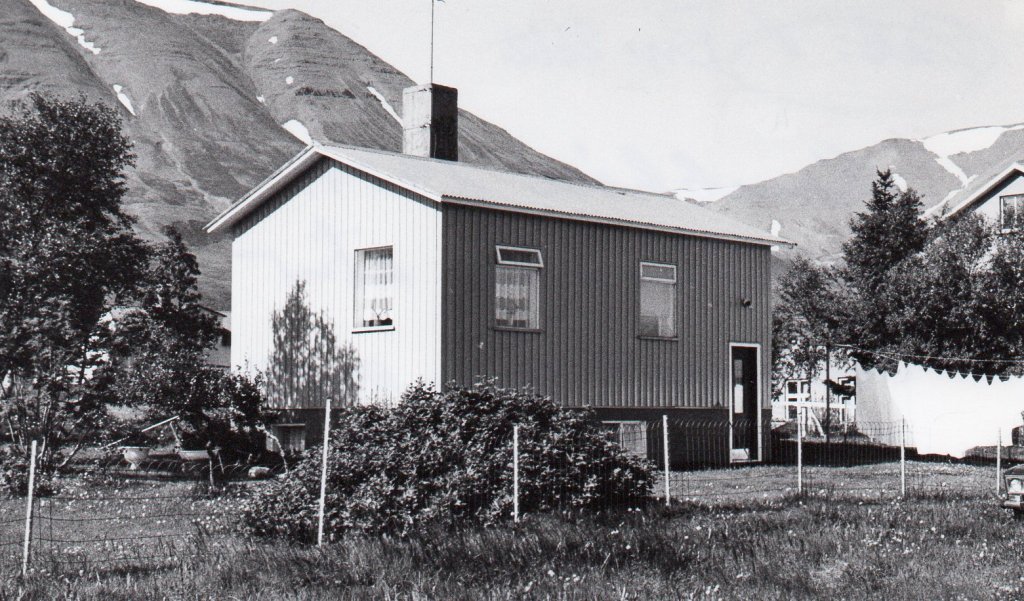 kambholl-1984-thetta-hus-var-adur-hoefnersbud-en-flutt-og-endurbyggt.jpg