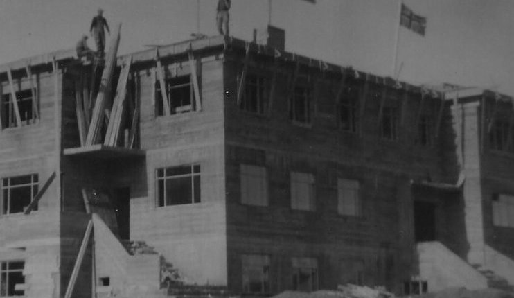 Húsabakkaskóli í Svarfaðardal. Skólinn hóf starfsemi sína árið 1955 og þjónaði sem barna- og unglingaskóli Svarfaðardalshrepps og var einnig heimavistarskóli. Skólinn var lagður niður eftir miklar deilur árið 2005, þegar Svarfaðardalshreppur og Dalvíkurbyggð sameinuðust. 
Nú er húsið í einkaeigu.