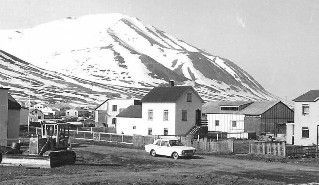 Fr.v. Sægrund, Harðangur og Hafsteinsstaðir. Grundargata.
Verið að gera grunn fyrir viðbyggingu hjá Tréverk.