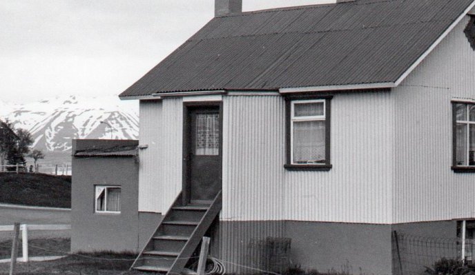 Agðir byggt árið 1919 (áður Tungufellsbúð, Ytraholtsbúð, Hyltinganausti og Einarsbúð) Karlsrauðatorg 9