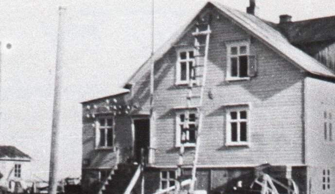 Baldurshagi sem stóð við Grundargötu. Það var Þorsteinn Jónsson kaupmaður á Dalvík, sem réðst í það þrekvirki, aðeins 22 ára, að hefja íbúðarbyggingu á Böggvisstaðarsandi árin 1902-03. Helgi Ólafsson var yfirsmiður hússins. Að sögn Hjálmars Júlíussonar, en hann varð eigandi Baldurshaga ásamt Herði Kristgeirssyni eftir daga Þorsteins, voru í öllu húsinu 24 vistarverur. í kjallara var eldhús og matsalur verkafólks og þeirra sem við sjávarútveginn unnu, smíðakompa, geymslur og síðar verslun Sigurðar P. Jónssonar. Á miðhæð var verslun Þorsteins og íbúð. Þá var símstöð þar um áraraðir, en
eftir 1932 var pósthúsið flutt frá Nýjabæ út í Baldurshaga. (Norðurslóð. 2000, 4. tlb.) 
Myndin er tekin um 1930. Húsið var rifið árið 2003.