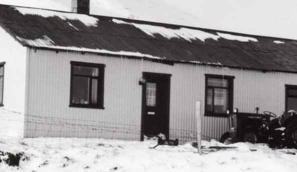 Bessastaðir. Guðlaugur Jón Þorleifsson og Andrea Kristjana Bessadóttir byggðu sér hús í landi Upsa árið 1921 og nefndu Mýrakot. Þetta var upphaflega torfbær, sem eyðilagðist í jarðskjálftanum 1934 og var rifinn en íbúðarhús úr steinsteypu á einni hæð, með risi og járnklætt þak byggt í staðinn, og við þá breytingu virðist býlið hafa skipt um nafn og kallaðist upp frá því Bessastaðir (Kristján E. Hjartarson, Húsaskráning)