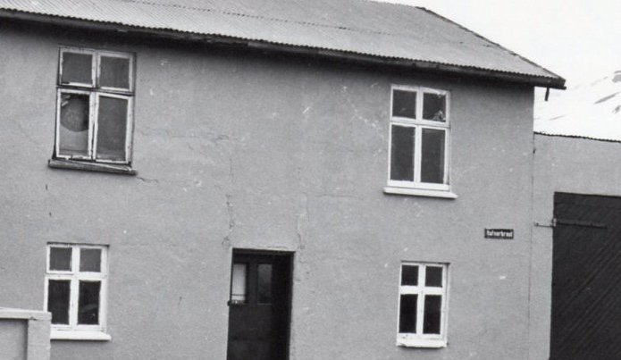 Bjarg (eldra), gjarnan kallað Fúsahús. Það var Sigfús Þorleifsson járnsmiður og útgerðarmaður og kona hans Ásgerður Jónsdóttir sem byggðu Bjarg 1924. Húsið skemmdist illa í Dalvíkurskjálftanum 1934 og var að mestu endurbyggt eftir það. (Kristján E. Hjartarson, Húsaskráning)