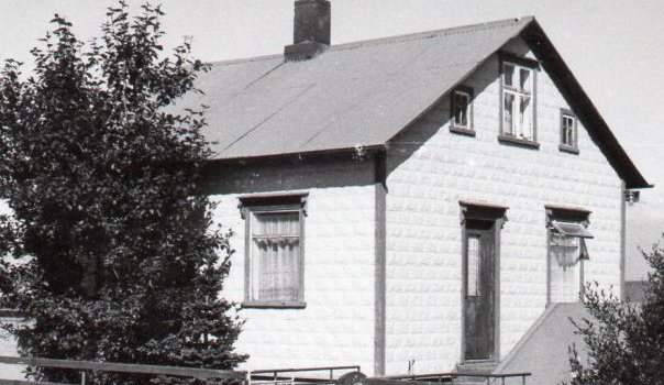 Brekka (Hafnarbraut 21) byggt 1920 af Jóhanni Sveinbjörnssyni og Sesselju Jónsdóttur.