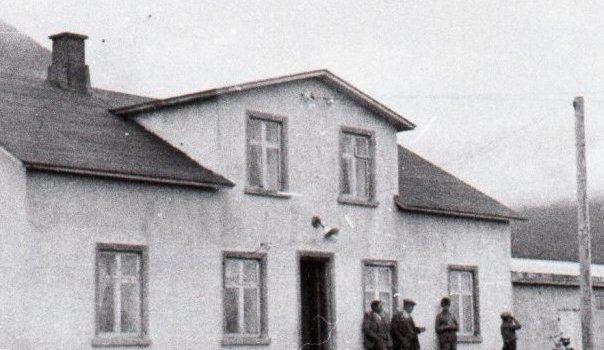 Brimnes við Brimnesbraut. Getið er um Brimnes í Svarfdælu, en það er fyrst 1421, sem Brimnes er nefnt í heimildum samtímans. Þá átti Björn Jónsson jörðina, með Böggvisstöðum. Jörðina eignast Jón Sigurðsson 1881 og erfði Stefán Jónsson sonur hans jörðina eftir hann og byggði húsið Brimnes árið 1921. (Kristján E. Hjartarson, Húsaskráning)