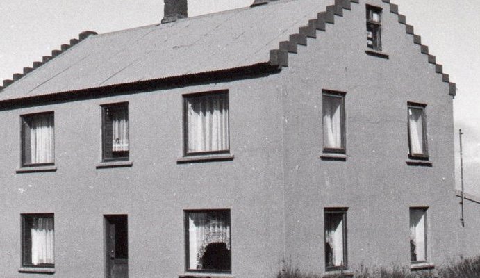 Garðar (Hafnarbraut 25). Bygging Garða hófst 1927 og var lokið árið 1930. Húsið skemmdist töluvert í jarðskjálftanum 1934 , þá brotnaði suðurstafn hússins illa en viðgerð þess lauk árið 1935 og hefur húsið fengið það útlit sem það hefur í dag. (Kristján E. Hjartarson, Húsaskráning)