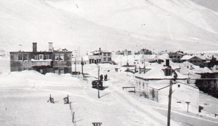 Götumynd af Hafnarbraut, tekin að vetri um 1930