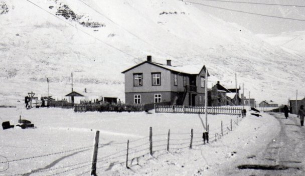 Götumynd frá Hafnarbraut. Húsið sem sést næst er Sunnuhvoll sem var byggt af Júlíus Björnsson og Jónína Jónsdóttir árið 1910.