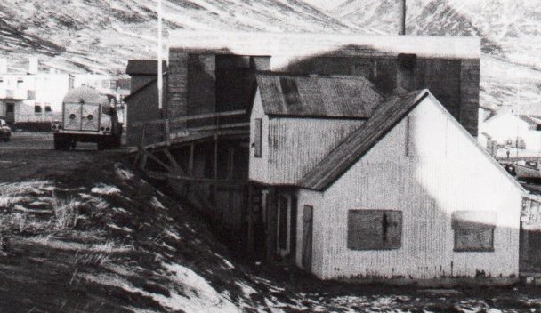 Götumynd af Hafnarbraut, húsið sem sést næst er Kambur.