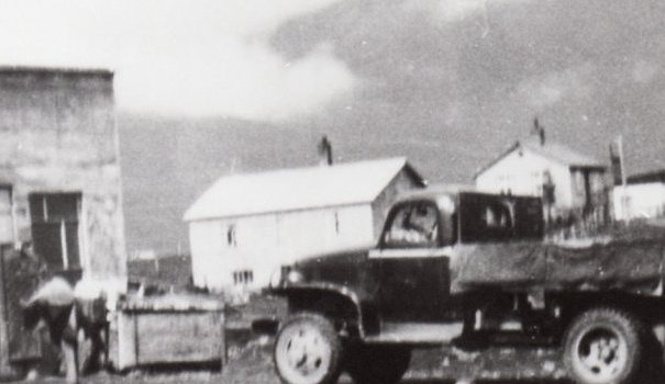 Götumynd af Karlsbraut þar sem sést í húsin Steðja, Hruna, Garð og Ásbyrgi.