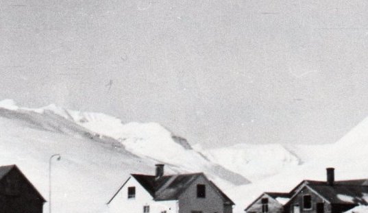 Götumynd við Hólaveg, þar sem sést í útihús og hlöðu Sigfúsar Þorleifssonar