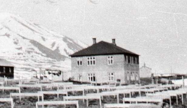 Hvoll (Karlsrauðatorg 7) Jón E. Stefánsson og kona hans Fanney Bergsdóttir byggðu húsið 1930, það slapp við litlar skemmdir í Dalvíkurskjálftanum 1934. Dalvíkurbyggð eignaðist seinna húsið og frá 1987 hefur það þjónað sem byggðasafn Dalvíkurbyggðar.
