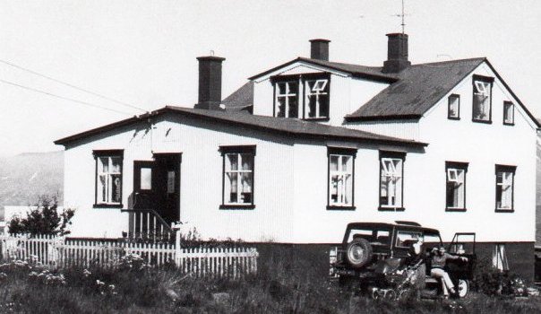 Jaðar. 
Timburhúsið var í upphafi reist á Árskógsströnd um aldamótin 1900, suður og upp af Litla-Árskógi. Þetta var nýbýli í landi Brattavalla, nefnt Brattahlíð. Húsbyggjandinn var Stefán Hallgrímsson frá Stóru-Hámundarstöðum. Húsið var svo selt árið 1908 og voru nýir eigendur góðir og mikilvirkir smiðir á Dalvík: Jóhann Jóhannsson frá Háagerði og Elías Halldórsson. Þeir rifu húsið, fluttu til Dalvíkur, endurreistu það í sameiningu í landi Brimness árið 1909, gáfu því nafnið Jaðar og bjuggu þar með fjölskyldum sínum og fleirum. 
Seinni ákváðu bæjaryfirvöld á Dalvík að selja húsið til niðurrifs árið 1996 til að auka athafnarými Sæplasts við Brimnesána. Árni Helgason á Ólafsfirði eignaðist það og lét flytja það yfir til Ólafsfjarðar og út á Kleifar þar sem það nú stendur.