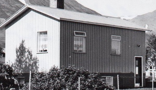 Kambhóll (Karlsrauðatorg)  reist 1943. Var áður hús Höepfnersverslunar sem var byggt 1922, síðar flutt úr láginni og heitir nú Kambhóll.