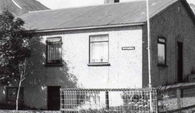 Hruni (Karlsbraut 1). Húsið Hruni var í byggingu þegar Dalvíkurskjálftinn dundi yfir 1934. Búið var að steypa kjallara sem er undir hálfu húsinu, gólfplötu og steypa útveggi. Útveggirnir hrundu í skjálftanum og hlaut húsið nafn sitt af því. (Kristján E. Hjartarson, Húsaskráning)