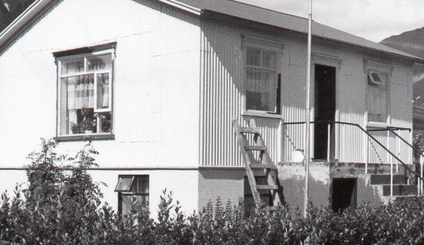 Nes (Karlsbraut 11). Húsið í Nesi byggði Jósef Vigfússon frá Sælandi og kona hans Lovísa Loftsdóttir frá Böggvisstöðum eftir jarðskjálftann og fluttu þau í það árið 1935 (Kristján E. Hjartarson, Húsaskráning).