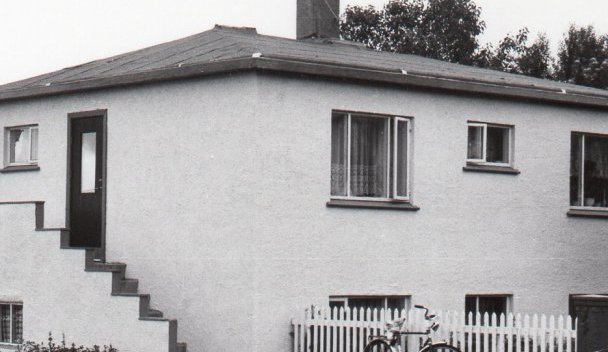 Reykholt (Karlbraut 12). Húsið Reykholt byggði Árni Guðlaugsson, múrari 1943‐4. þetta er fúnkis‐hús eins og nokkur önnur þarna viðgötuna (Kristján E. Hjartarson, Húsaskráning).