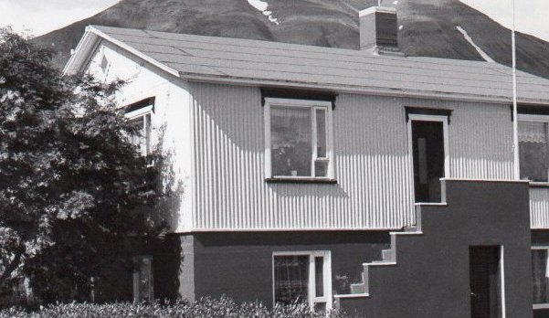 Lundur (Karlsbraut 13). Húsið byggði Anton Antonsson frá Hrísum árið 1932. (Kristján E. Hjartarson, Húsaskráning).