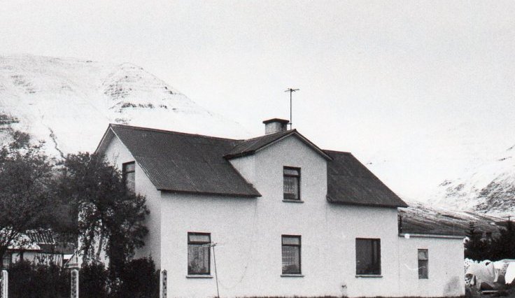 Sæland (Karlsbraut 2). Sæland var þurrabúð reist í Brimneslandi af Vigfús Jósefsson 1916. Eins og margir aðrir slíkir bólstaðir var þetta í fyrstu torfbær, en árið 1927 byggði Vigfús ásamt mági sínum Þorleifi Jóhannssyni, nýtt einnar hæðar íbúðarhús. Húsið skemmdist allmikið í Dalvíkurskjálftanum 1934 og þrufti að endurbyggja það að mestu (Kristján E. Hjartarson, Húsaskráning).