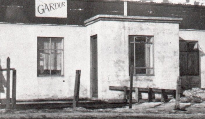 Garður (Karlsbraut 5). Það var Björn Zóphonías Arngrímsson formaður og pöntunarfélagsstjóri á Dalvík sem lét byggja Garð árið 1933. Húsið slapp með litlar skemmdir í Dalvíkurskjálftanum 1934.(Kristján E. Hjartarson, Húsaskráning).