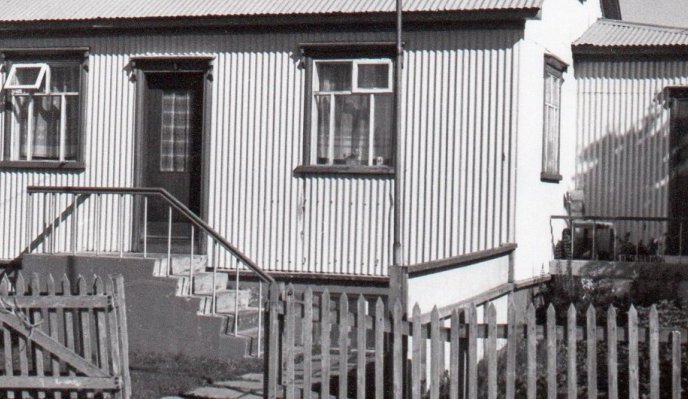 Reykir (Karlsbraut 8) Það er 20. apríl 1936 sem Sveinbjörn Zóphoníasson smiður    frá Tjarnargarðshorni skrifir undir lóðaleigusamning um 750 fermetra lóð úr landi Brimness og hafði þá þegar hafist handa við byggingu íbúðarhúss sem hlaut nafnið Reykir (Kristján E. Hjartarson, Húsaskráning).