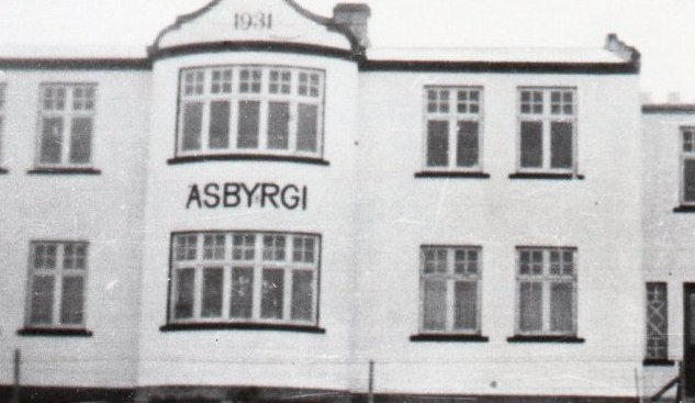 Ábyrgi (Karlsbraut 9) Ásbyrgi er stórt og glæsilegt hús í nýbarokkstíl sem þeir
bræður Tryggvi og Björgvin Jónssynir byggðu árið 1931 og kölluðu fyrst Farmnes en húsið fékk svo nafnið Ásbyrgi. (Kristján E. Hjartarson, Húsaskráning).