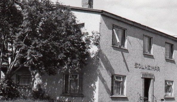 Sólheimar (Karlsbraut 17). Það var Jón Jóhannesson frá Upsum og seinna Sauðanesi sem byggði Sólheima árið 1938 eftir að hann brá búi í Sauðanesi (Kristján E. Hjartarson, Húsaskráning).