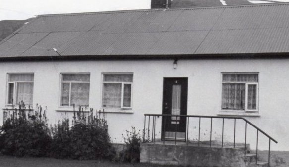 Laxamýri (Goðabraut 6). Gamla Laxamýri var byggð af Sigurjóni Baldvinssyni eftir að eldra steinhúsið sem eyðilagðist í jarðskjálftanum var rifið. Sigurjón endurbyggði húsið úr timbri en ekki á gamla grunninum, heldur rétt suð‐austanvið húsið sem hrundi(Kristján E. Hjartarson, Húsaskráning).