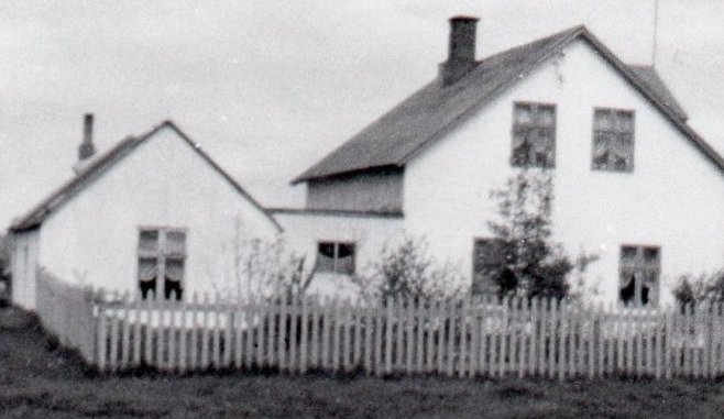 Miðkot psakirkja var eigandi Miðkots en árið 1914 keypti Jón Hansson það. Dóttursonur hans, Páll Guðlaugsson, eignaðist Miðkot 1930 og hefur síðan þá verið í eigu fjölskydunnar. (Kristján E. Hjartarson, Húsaskráning).