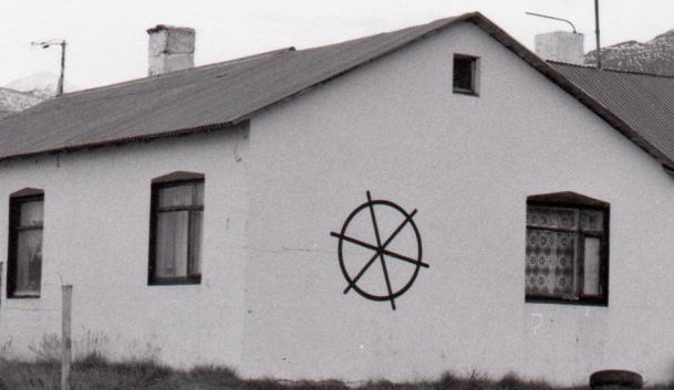 Sæból. Byggt eftir Dalvíkurskjálftann 1934 í landi Upsa (Kristján E. Hjartarson, Húsaskráning).