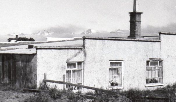 Steðji (Karlsrauðatorg 5). Jónas Hallgrímsson frá Melum reisti bílaverkstæði um 1938, sem hlaut nafnið Steðji, bílaverkstæði Jónasar Hallgrímssonar. Í suðurhluta hússins var íbúð. (Kristján E. Hjartarson, Húsaskráning).